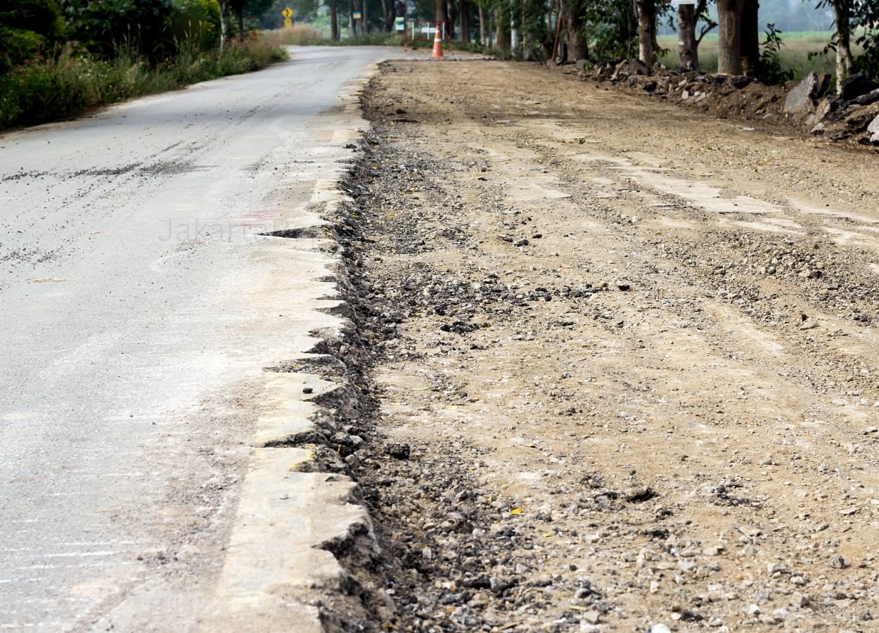 Jalan Dibangun Warga, Pengguna Justru Dilarang Lewat - JakartaReport.com