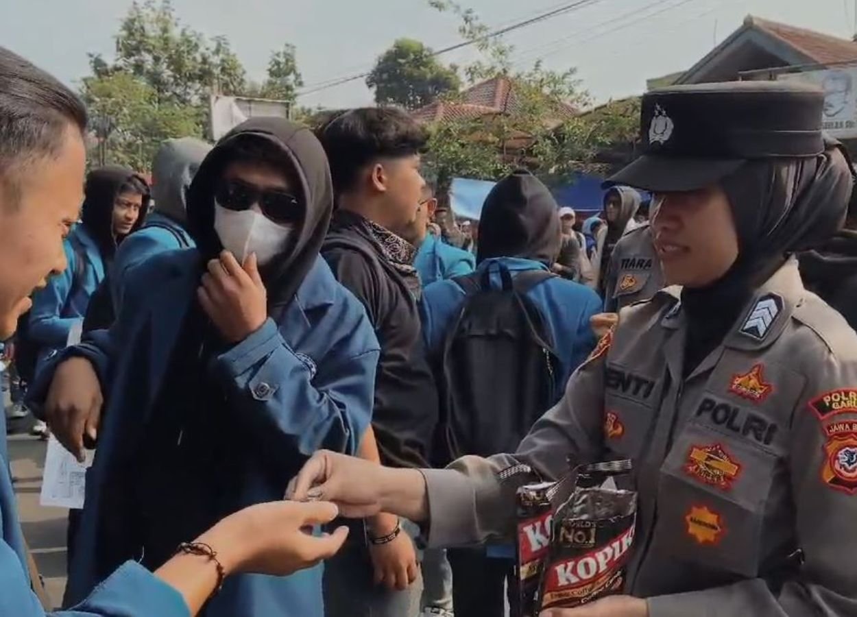 Polisi Pastikan Bertindak Humanis dalam Mengawal Aksi Unjuk Rasa di Jakarta - JakartaReport.com
